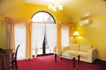 Фото номера Апартаменты Делюкс с кроватью размера &quot;king-size&quot; Курортные отели Malutkie Resort - Centrum Rekreacyjne г. Радомско 2